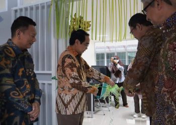 Proses pemotongan pita peresmian Gedung Pertanian dan Laboratorium Starter Mikrobat oleh Rektor Unhas, Prof Dr Jalamaluddin Jompa MSc, bertempat di Fakultas Pertanian Unhas, Kamis (29/12). IDENTITAS/Nurul Fahmi Bandang