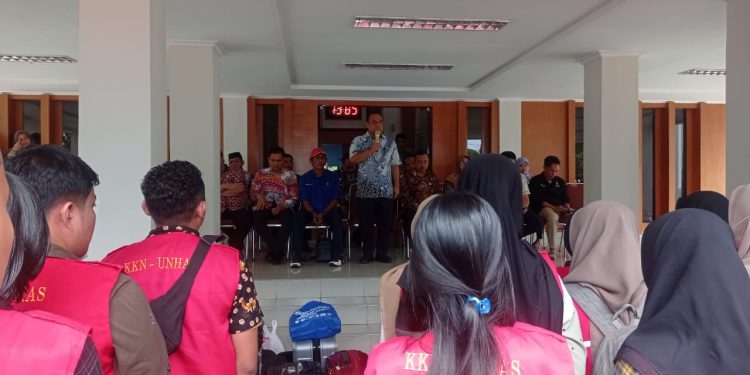 Sambutan pada prosesi penerimaan Mahasiswa KKN Tematik 109 Unhas Kabupaten Bantaeng, bertempat di depan Kantor Bupati Bantaeng, Kamis (29/12). IDENTITAS/Risman