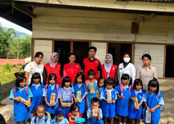 Mahasiswa KKNT DW Lembang Embatau Toraja Utara Edukasi Anak Pentingnya Kesehatan Gigi 