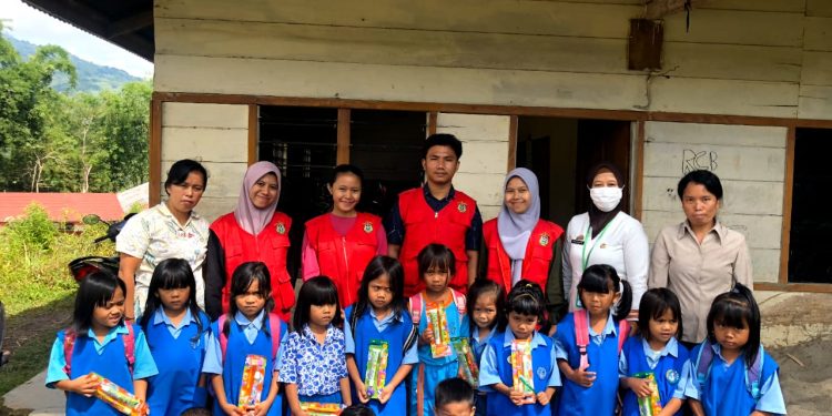 Mahasiswa KKNT DW Lembang Embatau Toraja Utara Edukasi Anak Pentingnya Kesehatan Gigi