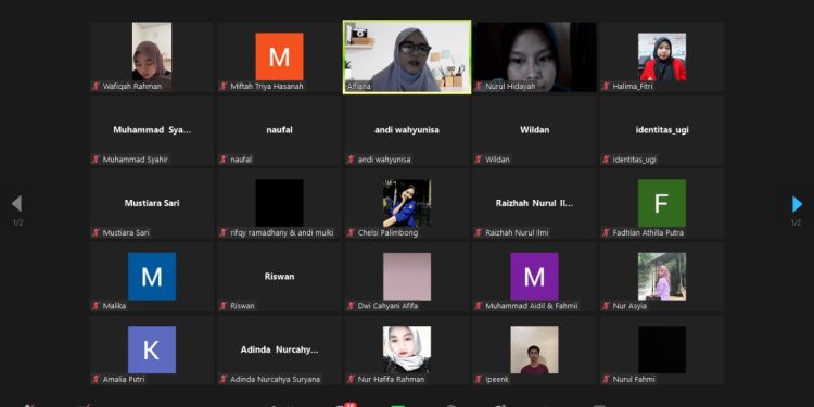 Pemberian materi oleh Alfiana selaku Pemantik pada Dialog Administrasi yang dilakukan melalui Zoom Meeting, Kamis (5/1). Tangkapan Layar.