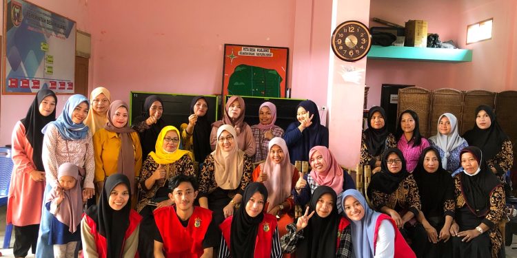 Foto bersama Mahasiswa KKN Unhas bersama Kader Posyandu, bertempat di Kantor Desa Kuajang, Kecamatan Binuang, Kabupaten Polewali Mandar, Jumat-Sabtu (14-15/1). Dokumentasi pribadi