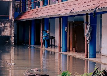 Petugas kebersihan ramsis membersihkan lumpur akibat banjir di Ramsis Blok A. Sumber: IDENTITAS/DWA