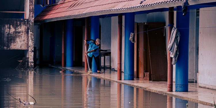 Petugas kebersihan ramsis membersihkan lumpur akibat banjir di Ramsis Blok A. Sumber: IDENTITAS/DWA