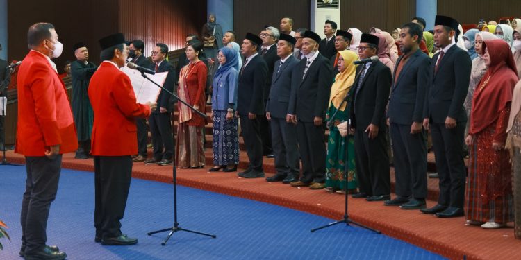 Rektor Lantik Pejabat Dan Guru Besar Baru Unhas, Berikut Deretan ...