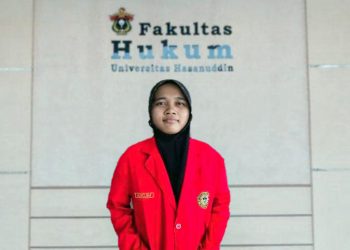 Mahasiswa Fakultas Hukum, Mukaromah, peraih juara tiga Kompetisi Esai PUSHEP 2023. Dokumentasi pribadi