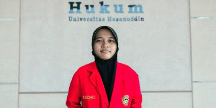 Mahasiswa Fakultas Hukum, Mukaromah, peraih juara tiga Kompetisi Esai PUSHEP 2023. Dokumentasi pribadi