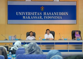 Pemaparan materi oleh Direktur SDM Unhas, Dr dr Idar Mappangara SpPD SpJP(K) dalam Bimbingan Teknis SDM Unhas di Ruang Senang Lantai 2 Gedung Rektorat Unhas, Rabu (22/2). IDENTITAS/Nurul Fahmi Bandang