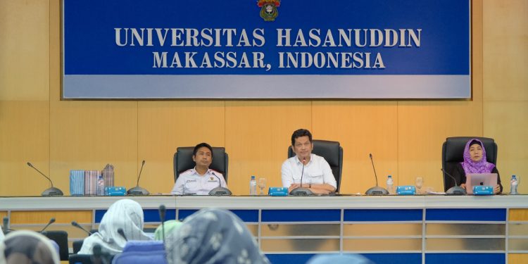 Pemaparan materi oleh Direktur SDM Unhas, Dr dr Idar Mappangara SpPD SpJP(K) dalam Bimbingan Teknis SDM Unhas di Ruang Senang Lantai 2 Gedung Rektorat Unhas, Rabu (22/2). IDENTITAS/Nurul Fahmi Bandang