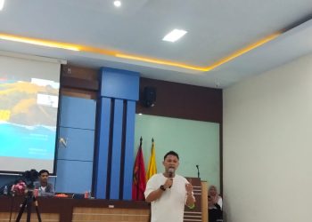 Pemaparan oleh Co-Founder SWARA, Clay Lalamentik pada kegiatan SWARA Goes to University di Aula Peternakan Unhas, Kamis (23/2). IDENTITAS/A. Nursayyidatul Lutfiah