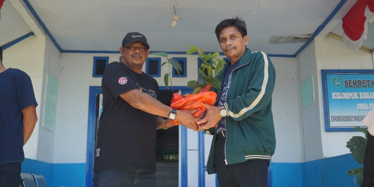 Fakultas Kehutanan Unhas Gelar Penanaman dan Pembagian Bibit di Desa Pucak Maros