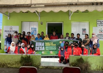 Foto bersama kegiatan Bina Desa Fakultas Kedokteran Unhas di Kelurahan Panambungan, Kecamatan Mariso, Makassar, Sabtu (25/3). Dokumentasi pribadi