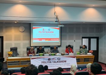 Pemaparan argumen oleh narasumber pada Politik Talkshow yang diadakan Himapol FISIP Unhas, bertempat di Aula Prof Syukur Abdullah, Selasa (28/2). IDENTITAS/Mario.