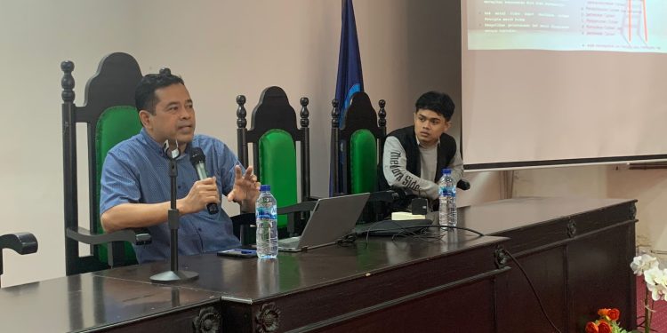 Proses pemaparan materi oleh Dosen Fakultas Hukum Unhas, Prof Dr Judhariksawan SH MH pada Rebel Without Knowledge UKM Liga Film Mahasiswa Unhas di Ruang Video Conference Lantai 2 Fakultas Hukum (FH) Unhas, Jumat (3/3). IDENTITAS/Muh Yasril
