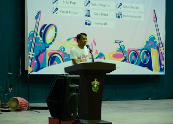 Direktur Kemahasiswaan dan Penyiapan Karir, Abdullah Sanusi SE MBA PhD memberikan sambutan pada kegiatan Pentas Seni Mahasiswa di Baruga AP Pettarani, Sabtu (4/3). IDENTITAS/Miftah Triya Hasanah