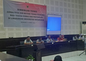 Penutupan Bimbingan Teknis Jurnalistik dan Metode Fotografi bagi tenaga humas dan protokoler di lingkungan Unhas, di Gedung Pertemuan Ilmiah Unhas, Minggu (5/3). IDENTITAS/Tari