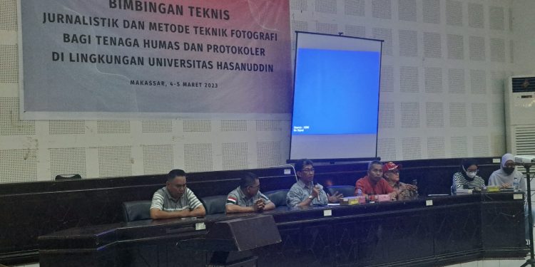 Penutupan Bimbingan Teknis Jurnalistik dan Metode Fotografi bagi tenaga humas dan protokoler di lingkungan Unhas, di Gedung Pertemuan Ilmiah Unhas, Minggu (5/3). IDENTITAS/Tari