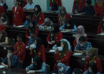 Persiapan peserta tingkat SMA pada salah satu rangkaian acara yaitu Theatre Game, bertempat di Gedung Pertemuan Ilmiah, Sabtu (11/3). IDENTITAS/Zakia Safitri Sijaya