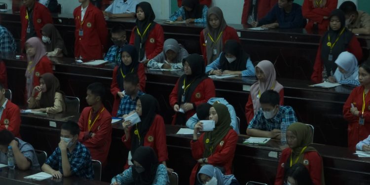 Persiapan peserta tingkat SMA pada salah satu rangkaian acara yaitu Theatre Game, bertempat di Gedung Pertemuan Ilmiah, Sabtu (11/3). IDENTITAS/Zakia Safitri Sijaya