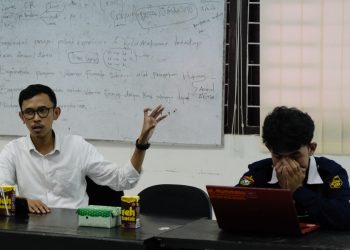 Alumni Unhas lulusan 2016, Dhian Fadhlan Hidayat SH memaparkan materi pada kegiatan ALSA Study Club #1, bertempat diAula Manggau Fakultas Hukum (FH) Unhas, Senin (13/3). IDENTITAS/Otto Aditia