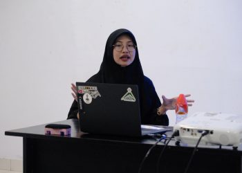 Sesi penjelasan film "Tanah Ibu Kami" oleh Wakil Sekretaris Bidang Perguruan Tinggi, Kemahasiswaan, dan Kepemudaan, Titi Nurhayati di Aula Kampung Rimba, Rabu (15/3). IDENTITAS/Otto Aditia