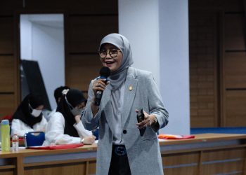 Pemaparan materi oleh Wakil Rektor Unhas Bidang Sumber Daya Manusia, Alumni, dan Sistem Informasi, Prof Farida Patittingi di Aula LPMPP, Rabu (15/3). IDENTITAS/Otto Aditia