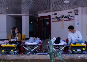 Dua orang pendonor sedang berbaring di Velbed, Rabu (15/3). IDENTITAS/Ridwan