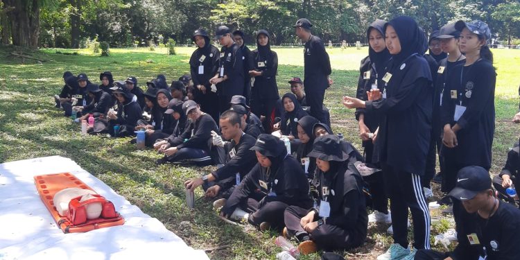 Evaluasi peserta setelah melakukan simulasi penanganan pertama gawat darurat dalam kegiatan Basic Emegency Skill (BES) 2023 Siaga Ners Himika FKep Unhas di Lapangan Depan Gedung Teknik Lama Unhas, Minggu (19/3). IDENTITAS/Nurul Fahmi Bandang