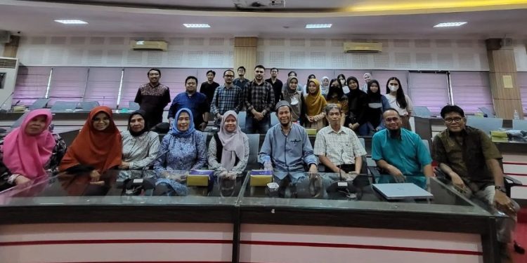 Foto bersama dalam kegiatan Workshop Penulisan Buku Monograf, diadakan FEB Unhas di Gedung GDLN FEB Unhas, Selasa (21/3). Dokumentasi pribadi