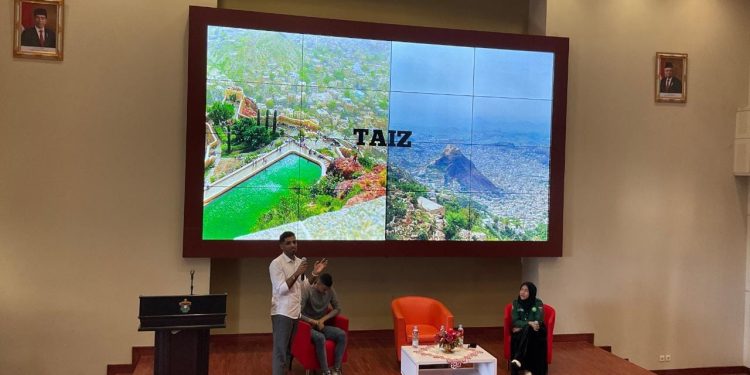 Husein saat menyampaikan materi pada WeTalk 2023 yang diselenggarakan di Lecture Theater FT Unhas, Rabu (22/3). IDENTITAS/Ugi