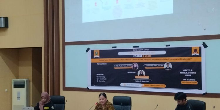 Pemaparan materi pada Forum Ilmiah BEM FMIPA Unhas di Lecture Theatre 2 FMIPA Unhas, Sabtu (25/3). IDENTITAS/A. Nursayyidatul Lutfiah