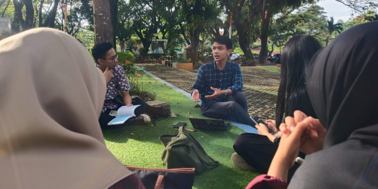 Sesi pemaparan materi pada KITA Ampuh FH Unhas oleh Mahasiswa Fakultas Hukum Universitas Hasanuddin, Raga Rai di Taman FH Unhas, Rabu (29/3). IDENTITAS/Otto Aditia