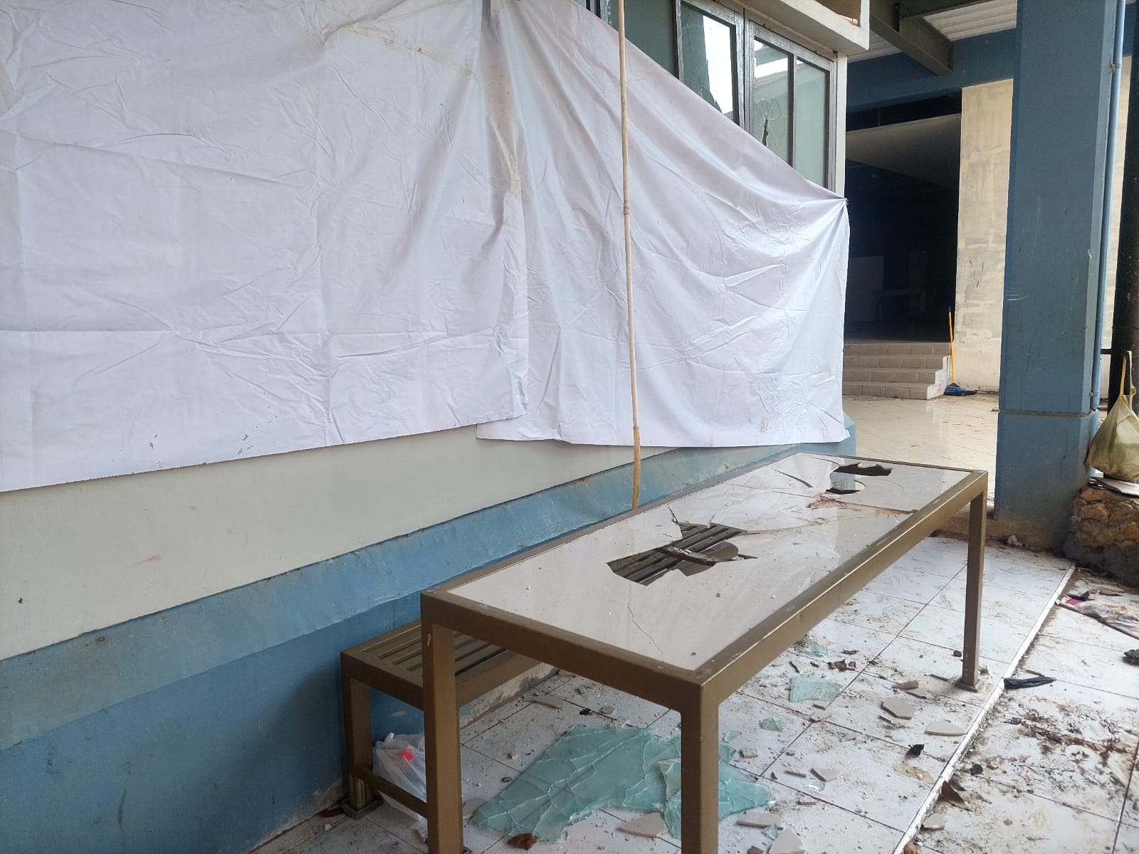 Kaca dan meja keramik pecah akibat penyerangan di Sekretariat Senat Kema Fapet. Sumber: IDENTITAS/Agif