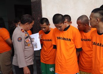 Mahasiswa tersangka kasus pengroyokan dan tawuran antar fakultas di Unhas. Sumber: IDENTITAS/Zpt