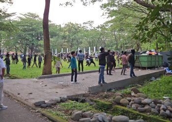 Mahasiswa saling lempar batu saat bentrok. Sumber: IDENTITAS/Arf