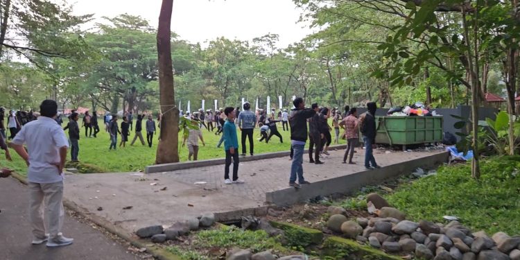 Mahasiswa saling lempar batu saat bentrok. Sumber: IDENTITAS/Arf