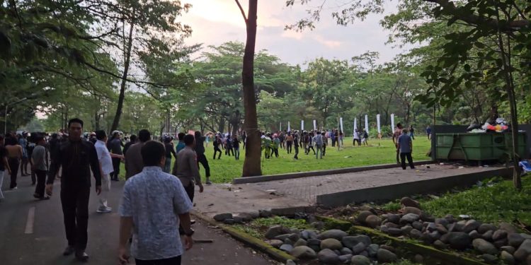 Tawuran Fapet dan FIKP di Lapangan Serbaguna FIKP, Kamis (16/03). Sumber: IDENTITAS/Arf