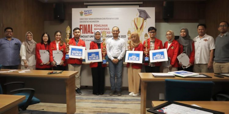 Sesi foto bersama finalis Pilmapres Unhas 2023 bersama WR 1, juri, dan Tim Pokja Prestasi dan Kewirausahaan Unhas di Unhas Hotel and Convention, Minggu (9/4). IDENTITAS/Nurul Fahmi Bandang