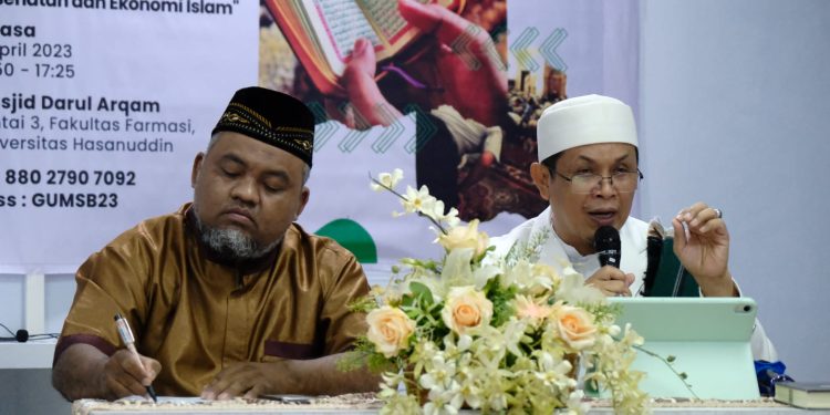 Pemaparan materi oleh Sekretaris Komisi Fatwa MUI Makassar, Ustadz Dr Syamsul Bahri Lc MA bertempat di Masjid Darul Arqam FF Unhas, Selasa (4/4). IDENTITAS/Otto Aditia