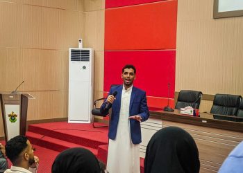 Mahasiswa Fakultas Teknik, Mohammed Hussein saat memaparkan tentang negaranya. Bertempat di Aula Dr Latanro, Gedung Pascasarjana FEB Unhas, Kamis (6/4). IDENTITAS/M. Ridwan