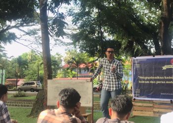Penjelasan materi oleh Alumnus HLSC 2017, Muh Farhan Arfandy SH di Taman Keadilan Fakultas Hukum Unhas, Rabu (12/4). IDENTITAS/Nabila