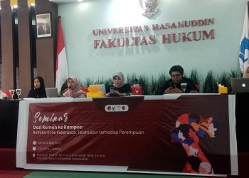 Pemaparan materi oleh Pustakawan Kedai Buku Jenny, Harnita Rahman dalam Seminar bertajuk "Dari Rumah ke Kampus: Refleksi Kritis Kekerasan Terstruktur terhadap Perempuan" oleh Komite Anti Kekerasan Seksual (KAKS) Unhas, Kamis (13/4). IDENTITAS/Zakia Safitri Sijaya
