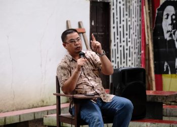 Sesi pemaparan materi oleh Dekan FISIP Unhas, Dr Phil Sukri bertempat di Taman Lembaga Mahasiswa (Lema) Keluarga Mahasiswa FISIP Unhas, Kamis (13/4). IDENTITAS/Otto Aditia