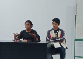 Sesi penjelasan buku "Mengapa MARX Benar" oleh Mahasiswa Fakultas Kehutanan Angkatan 2020, Muhammad Tegar yang bertempat di Kampung Rimba, Minggu (16/4). IDENTITAS/Otto Aditia