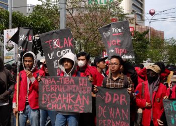 Massa aksi unhas tiba di depan Universitas Muslim Indonesia, Kamis (06/04). Sumber: IDENTITAS/Agif