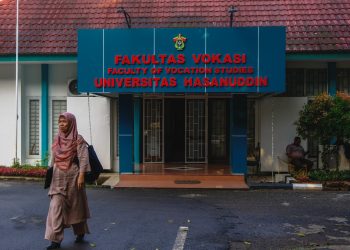 Seorang dosen Fakultas Vokasi melintas Gedung Vokasi Unhas Tamalanrea, Senin (10/4). Sumber: IDENTITAS/DWA