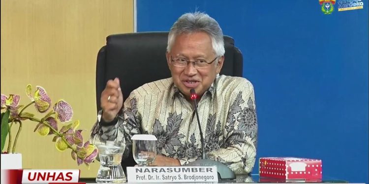 Pemaparan oleh Dirjen DIKTI (2000-2009), Prof Dr Ir Satryo Soemantri Brodjonegoro pada Kuliah Bestari MDGP PTNBH, berlangsung melalui Zoom Meeting, Kamis (4/5). Tangkapan layar.