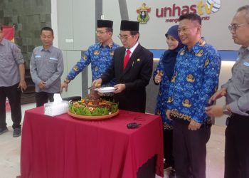 Acara pemotongan tumpeng oleh Rektor Unhas, Prof Dr Ir Jamaluddin Jompa MSc dalam rangka meresmikan Studio Utama Unhas TV, Selasa, (2/5). IDENTITAS/Risman