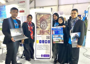 Tim NAVIGATOUR, salah satu perwakilan Unhas dalam ISIF 2023 bersama dosen pendampingnya, Dr Eng Intan Sari Areni ST MT. Dokumentasi pribadi