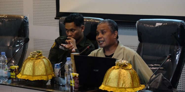 Pemaparan materi oleh Direktur Penerbit PT Maupa Masagena Media Krasindo, Syamsuddin Simmau di Aula Prof Syukur Abdullah FISIP Unhas, Kamis (4/5). IDENTITAS/Otto Aditia